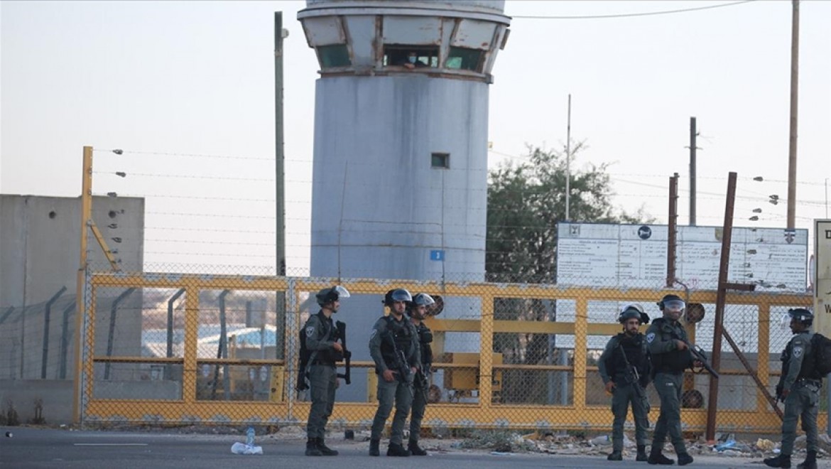 İsrail'de başka hapishaneye nakledilen Filistinli tutuklular darbedildi