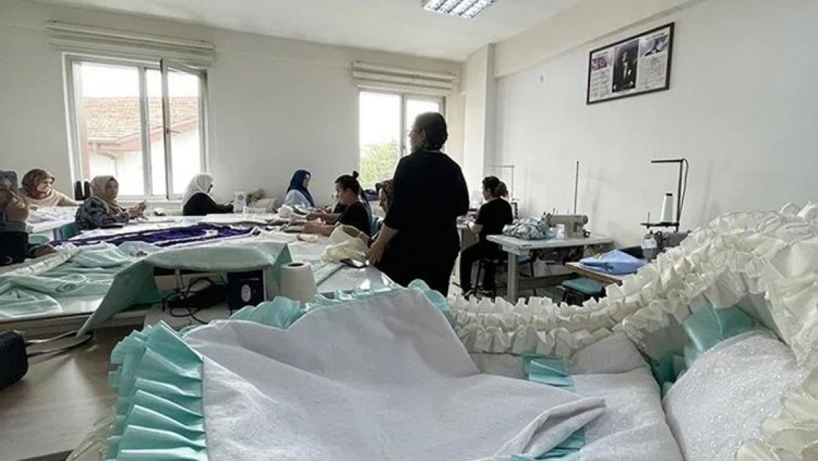 Kayserili kadınlar ev tekstili kursunda eski eşyaları değerlendirmeyi öğreniyor