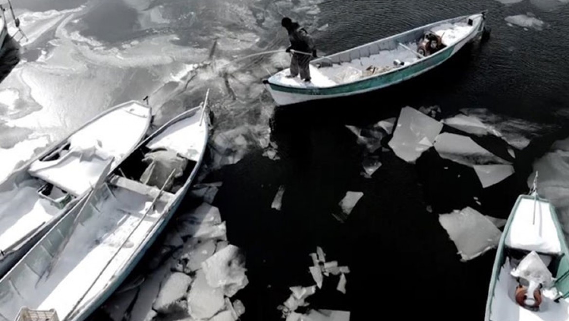 Balıkçılar eksi 18 derecede donan Beyşehir Gölü'nde buzları kırarak avlanıyor