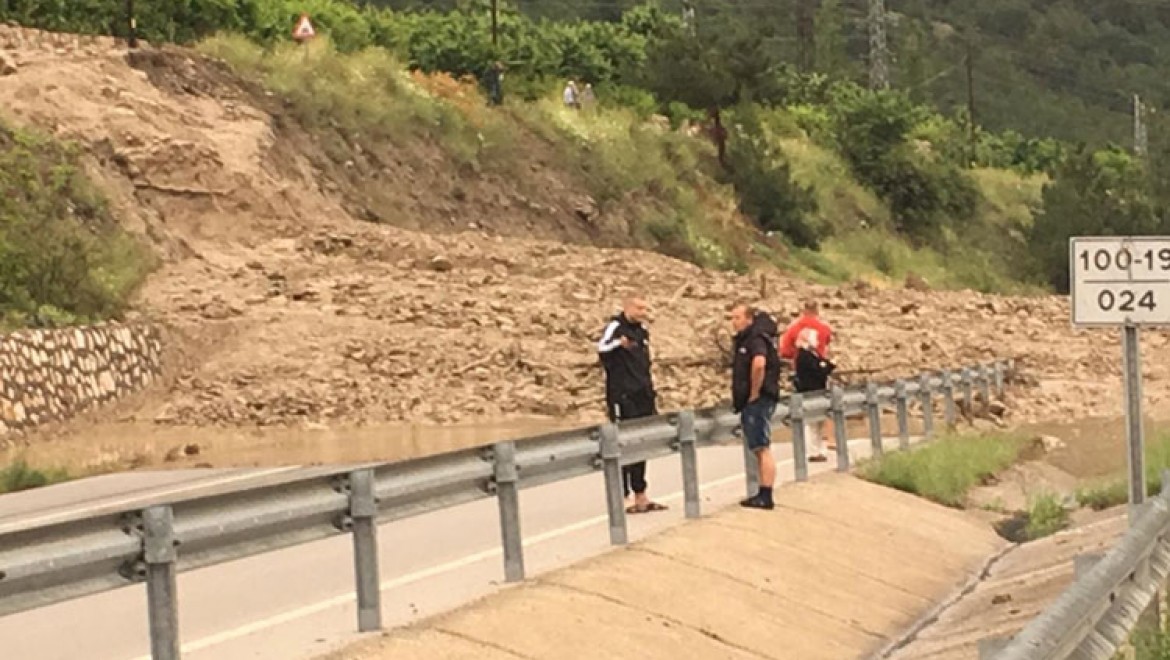 Amasya'da şiddetli yağış nedeniyle Taşova-Amasya kara yolu ulaşıma kapandı