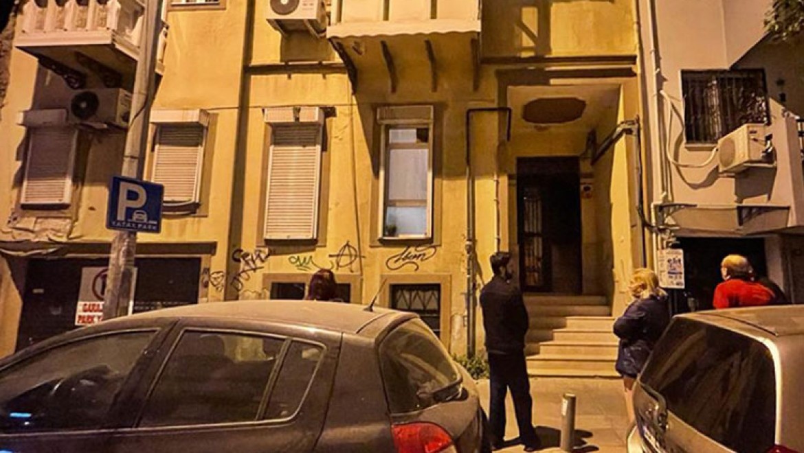 İzmir'de kopan kaya parçası bir apartmanın duvarına zarar verdi