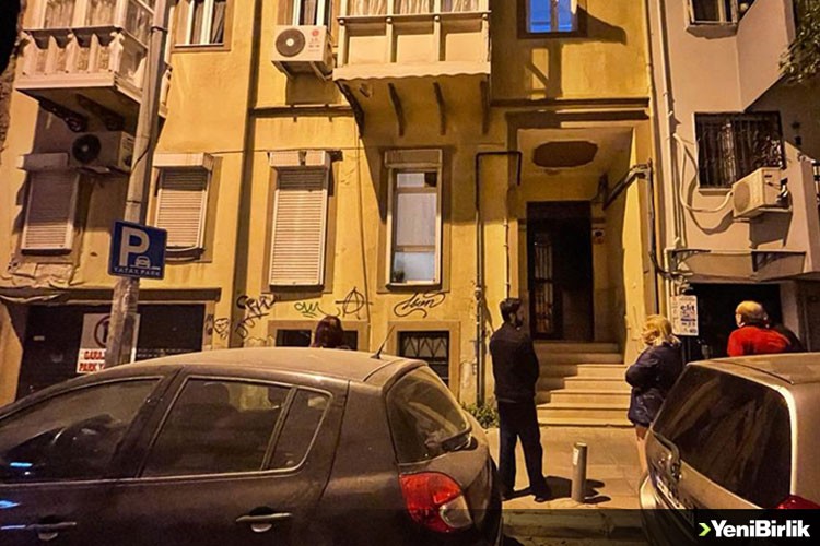İzmir'de kopan kaya parçası bir apartmanın duvarına zarar verdi