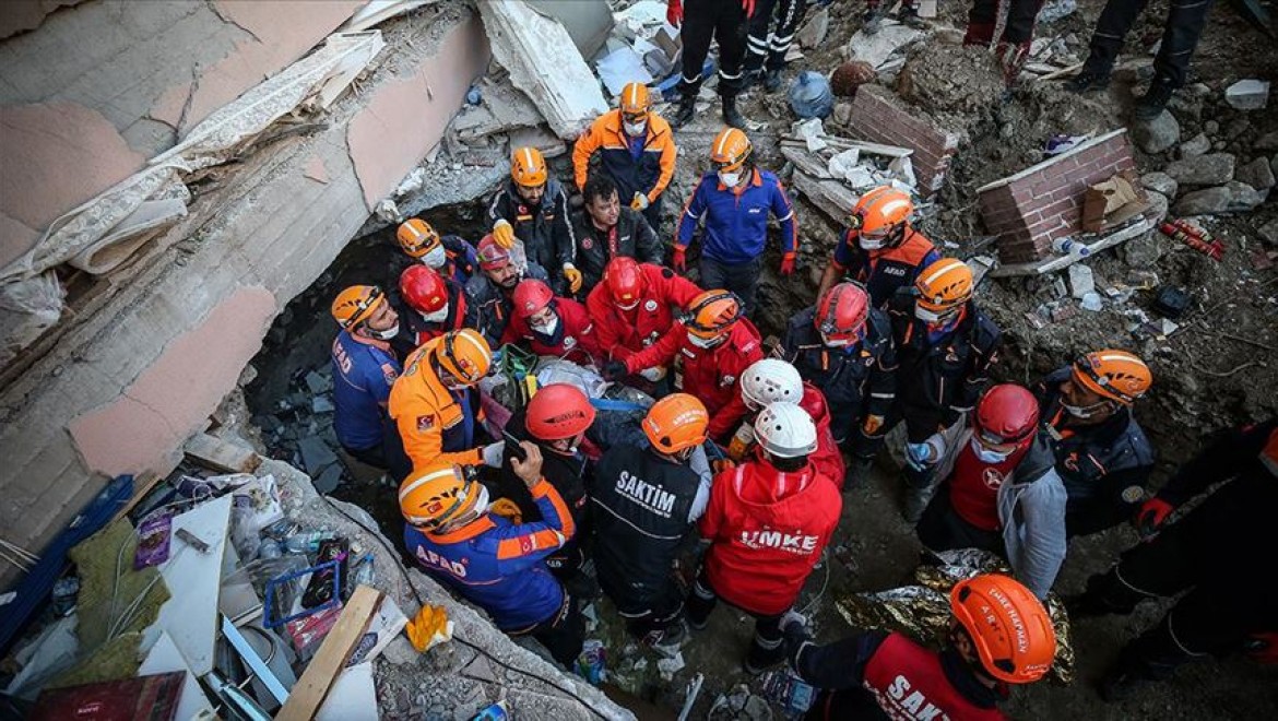 İzmir'deki depremde çöken Yılmaz Erbek Apartmanı enkazından 1 kişi kurtarıldı