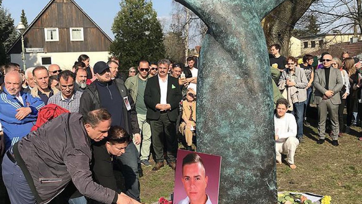 Almanya'da Öldürülen Türk Genci İçin Anıt