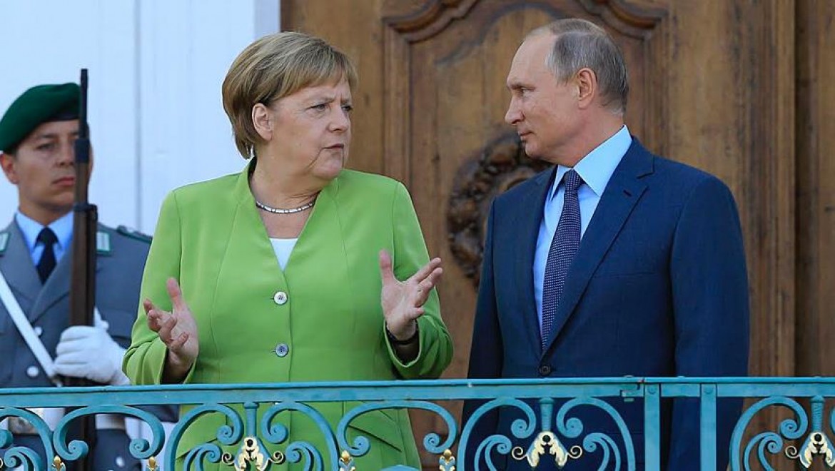Putin İle Merkel Telefonda Görüştü