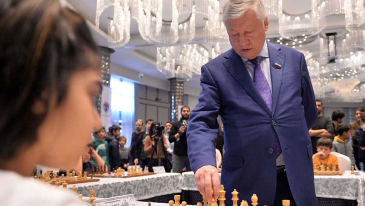 Büyük Usta Karpov 10 sporcuyla aynı anda satranç oynadı