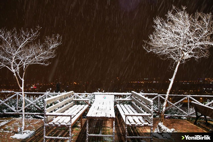 Antalya kent merkezine kar yağdı