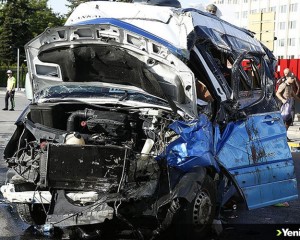 Başkentte yolcu minibüsü ile otomobilin çarpışması sonucu 20 kişi yaralandı