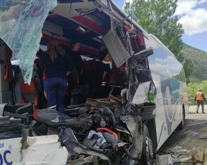 Konya'da yolcu otobüsünün kamyona çarpması sonucu 1 kişi öldü, 15 kişi yaralandı