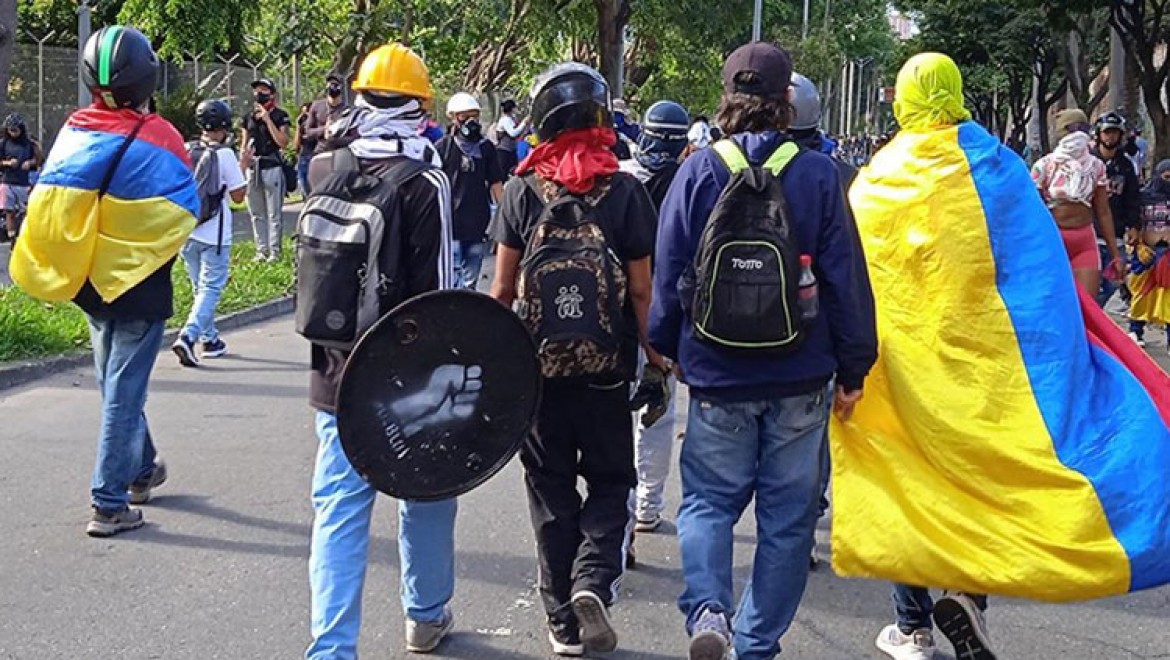 Kolombiya'da binlerce kişi hükümeti protesto etti