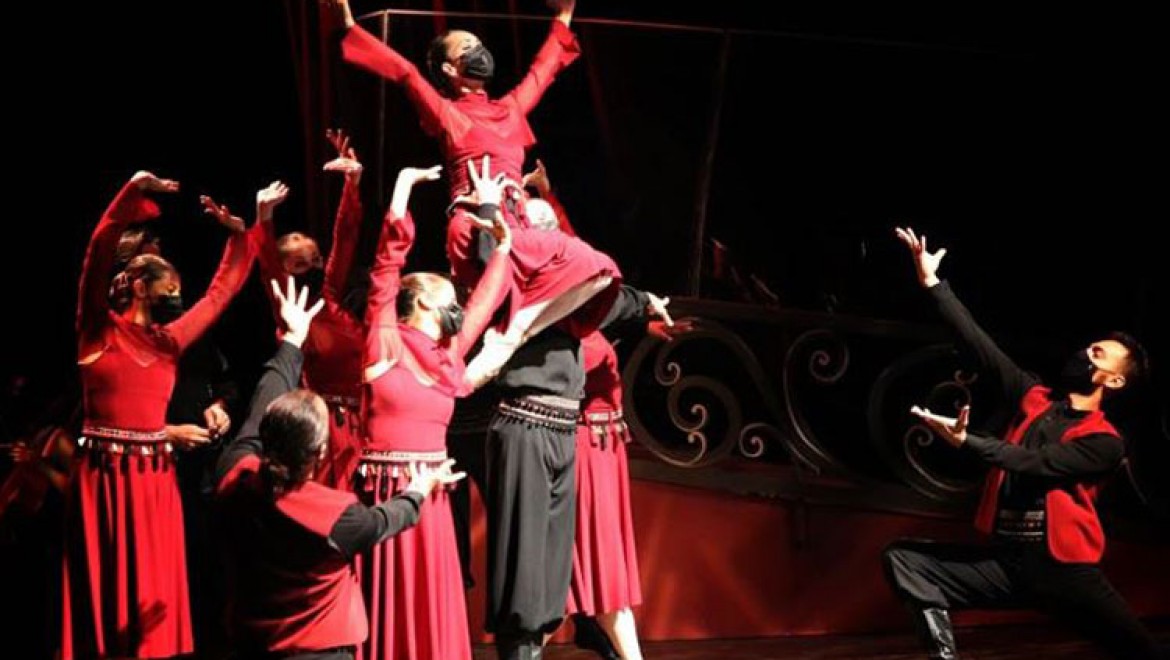 Mersin Devlet Opera ve Balesi 'Yerelden Evrensele'nin prömiyerini sahneledi