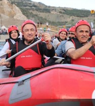 Cumhurbaşkanı Yardımcısı Oktay ve Bakan Kirişci Yozgat'ta rafting yaptı