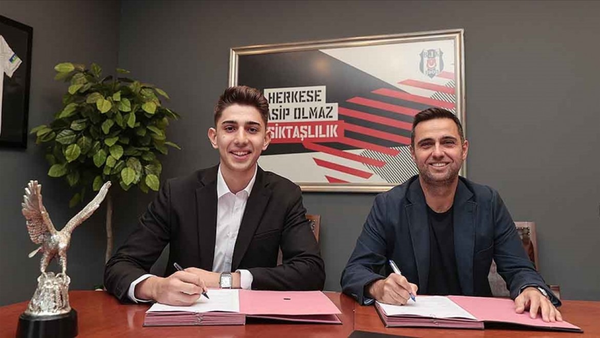 Beşiktaş, Demir Ege Tıknaz'la profesyonel sözleşme imzaladı