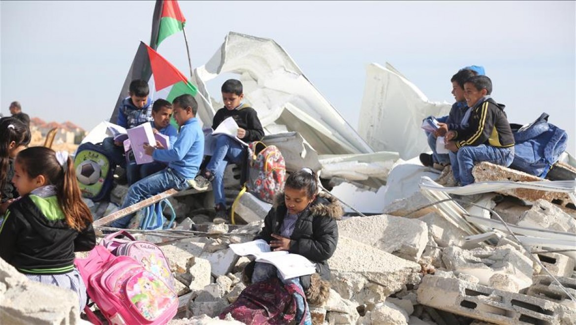 İsrail Batı Şeria'da Bir Okulu Yıktı