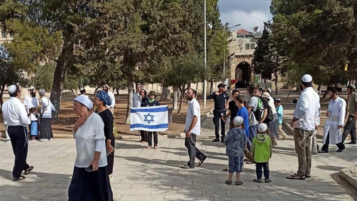 Mescid-i Aksa'ya baskın düzenleyen fanatik Yahudiler Harem-i Şerif'te İsrail bayrağı açtı
