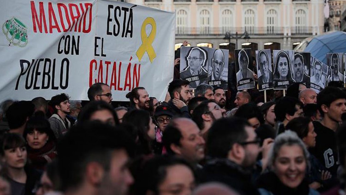 Katalonya'da siyasetçilerin mahkumiyetine karşı protestolar sürüyor