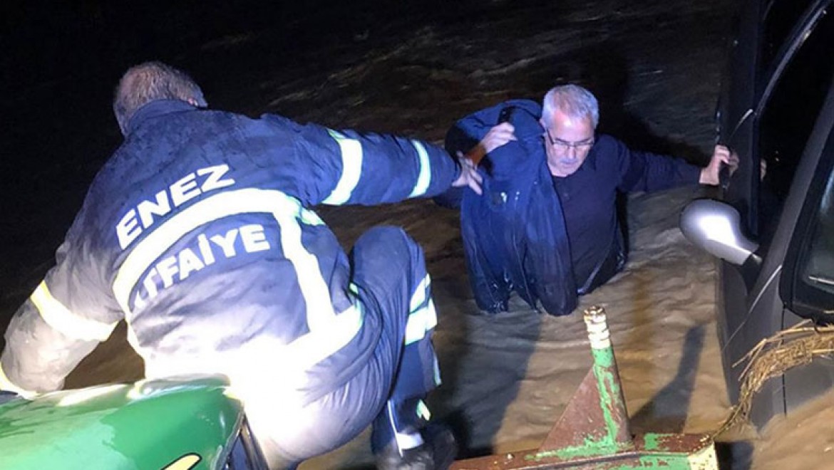 Edirne'de şiddetli yağış nedeniyle araçlarında ve evlerinde mahsur kalanlar kurtarıldı