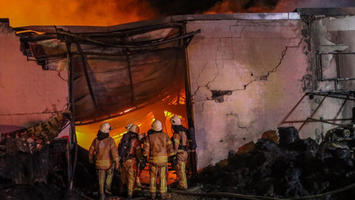 Çatalca'da bir fabrikada çıkan ve yandaki fabrikaya da sıçrayan yangın söndürüldü