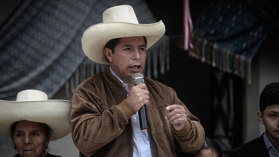 Peru'da devlet başkanlığı seçimini resmi olarak solcu Pedro Castillo'nun kazandığı duyuruldu