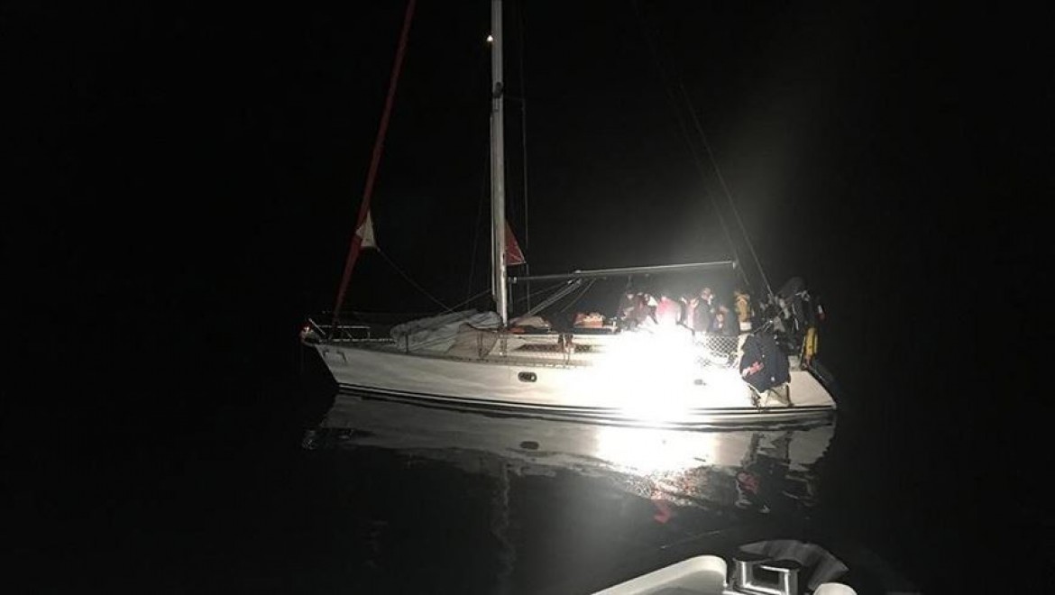 Muğla açıklarında Türk kara sularına itilen yabancı uyruklu 54 sığınmacı kurtarıldı