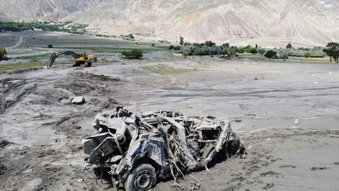 Erzincan'da selin 3 kilometre sürüklediği kamyonet hurdaya döndü