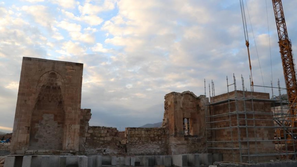 Hasankeyf'te 611 Yıllık Minare Yeniden İnşa Ediliyor