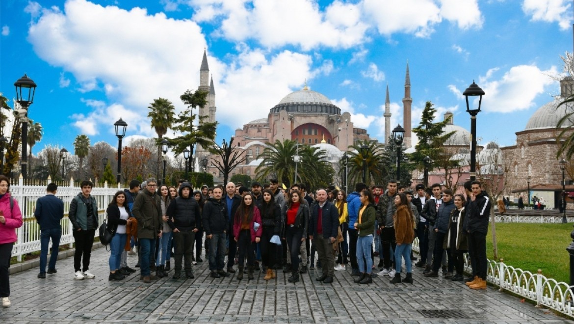 Öğrenciler Uçağa Atladı, Türkiye'yi Gezdi