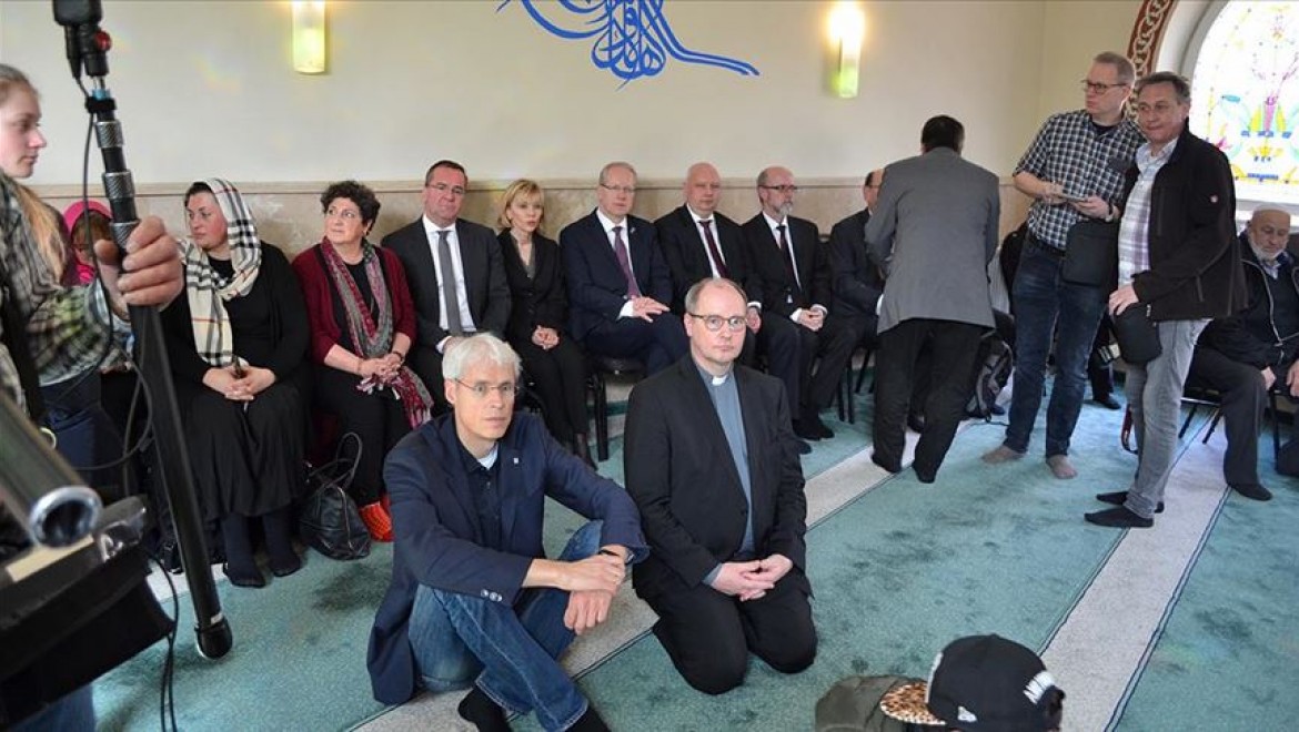 Almanya'da Eyalet İçişleri Bakanı Pistorius'tan Camiye Destek Ziyareti
