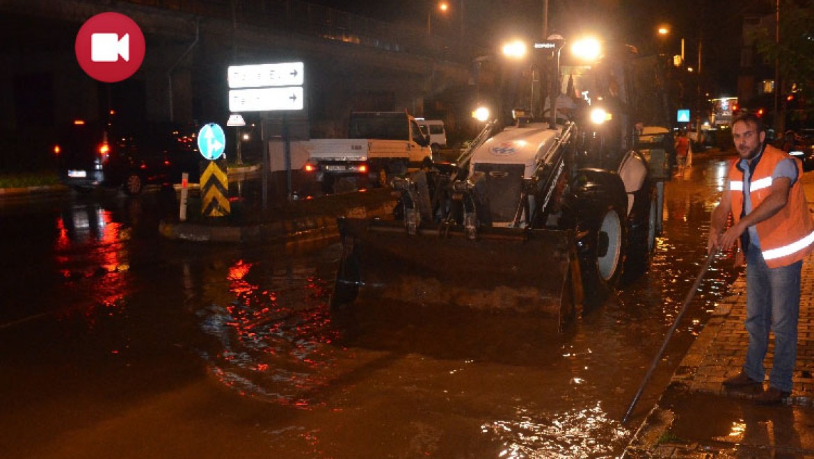 Trabzon'da Sağanak Yağış Yolları Göle Çevirdi