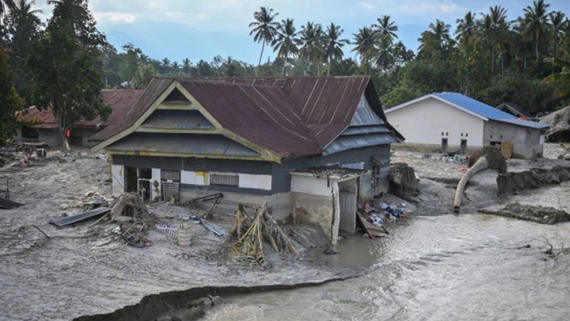 Endonezya'da sel nedeniyle 1469 ev sular altında kaldı