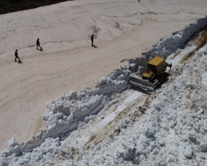 Bingöl'de mayıs ayında karla mücadele sürüyor