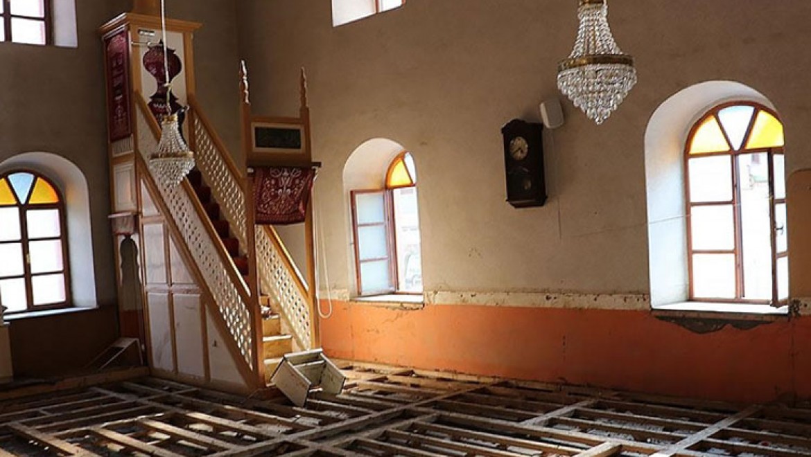 Bozkurt'taki selde zarar gören 112 yıllık cami ve içindeki kitaplardan afetin izleri silinmeye çalışılıyor
