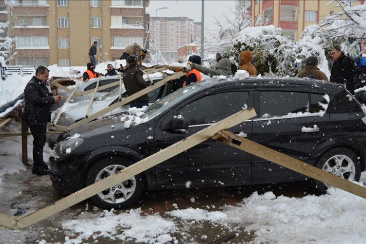 Gaziantep'te kar yağışı nedeniyle tahta teras çöktü, 14 araçta hasar oluştu