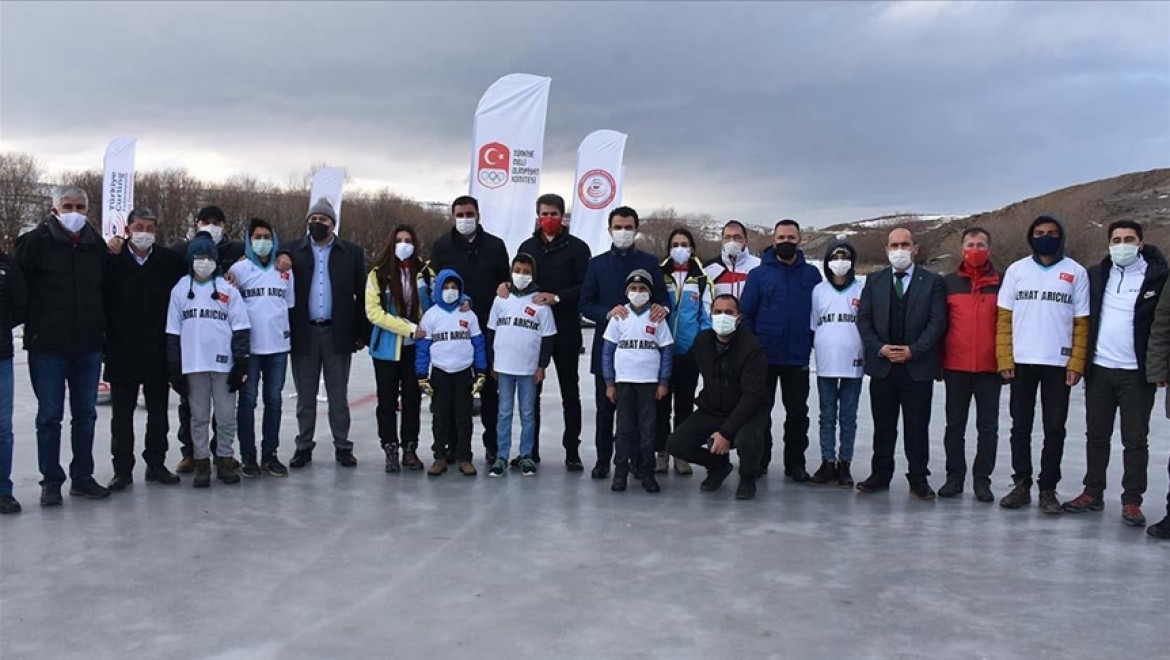 Milli curlingciler köy çocuklarının "Kars Çayı'nda curling keyfi"ne ortak oldu