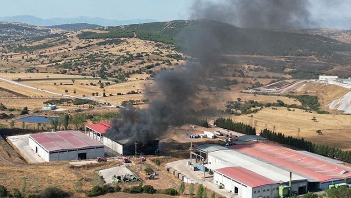 Manisa'da katı atık bertaraf tesisinde çıkan yangına müdahale ediliyor