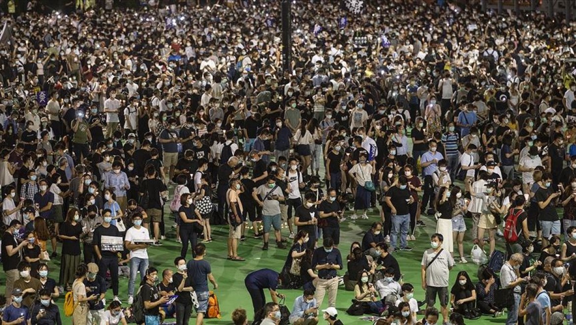 Hong Konglular Kovid-19 yasaklarına rağmen Tienanmın olaylarında ölenleri andı