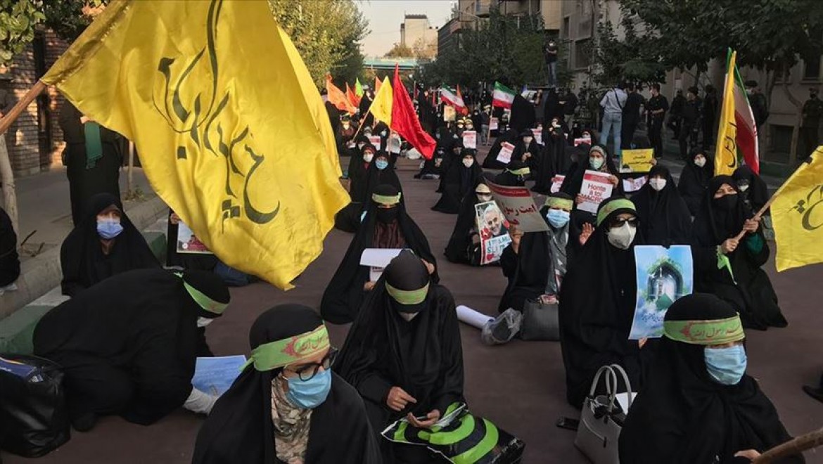Tahran'da Fransa'nın İslam karşıtı tavrı protesto edildi