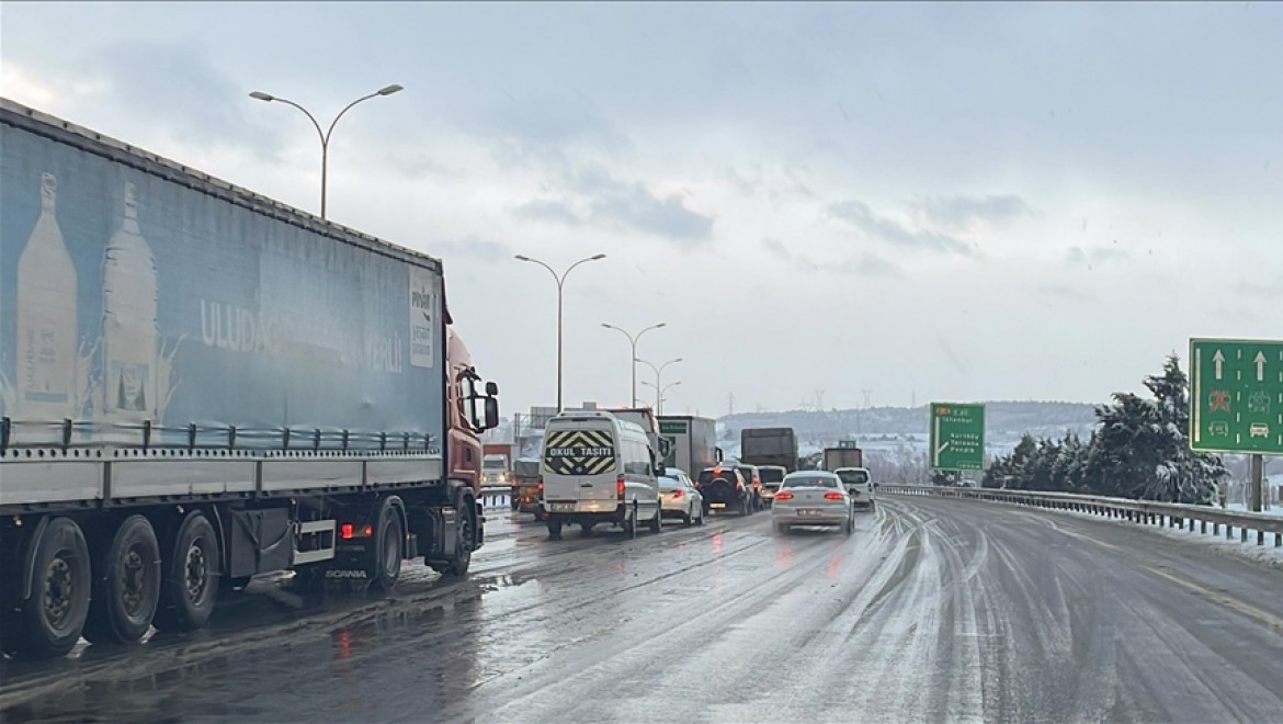 Kuzey Marmara ve TEM otoyollarında trafik yoğunluğu oluştu
