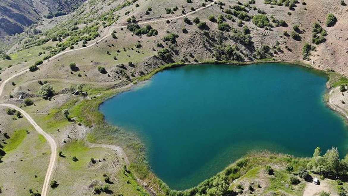 Doğa harikası Ardos Gölü Kovid-19'dan bunalan vatandaşların uğrak yeri oldu