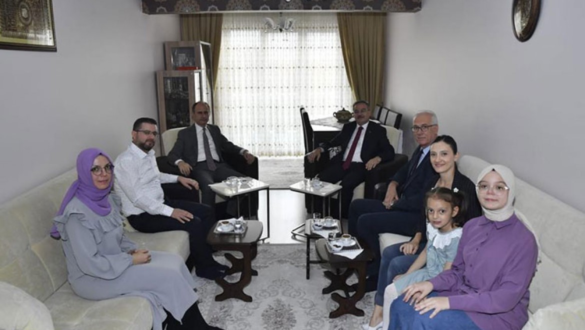 Edirne'de öğrenciler "Bir kahvenizi içeriz" denilerek evlerinde ziyaret ediliyor