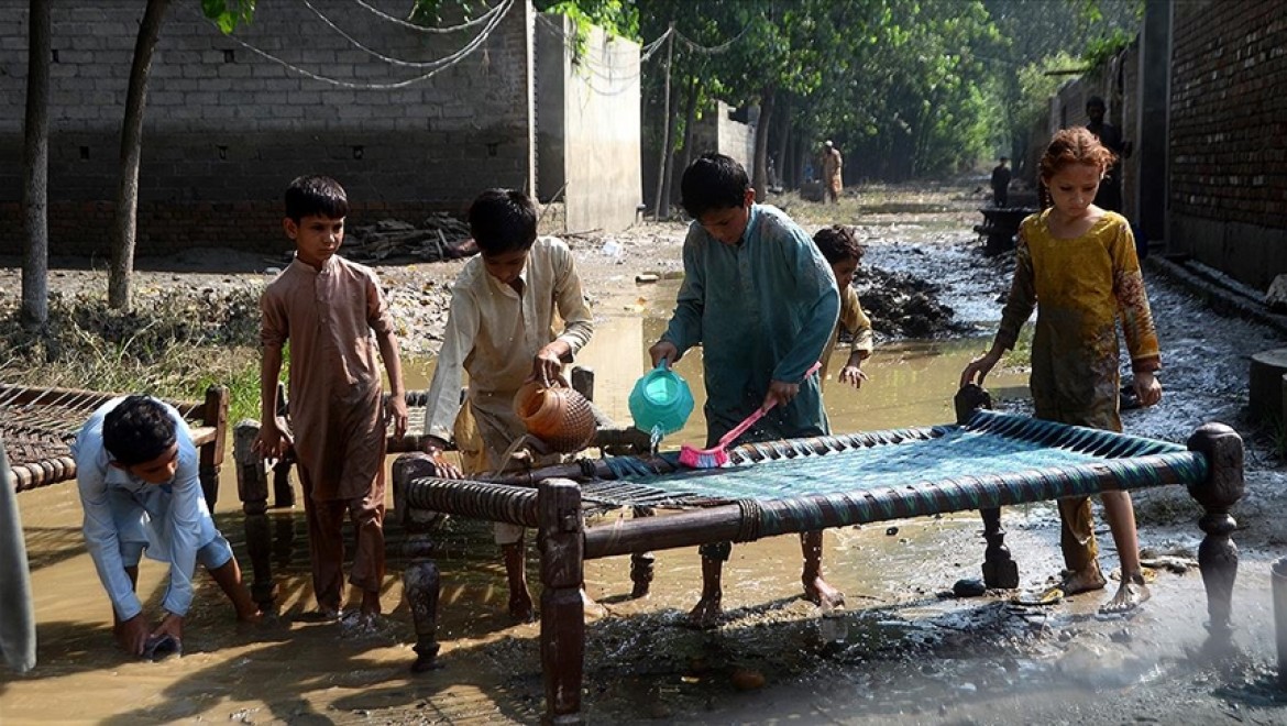 Pakistan'da sel bölgelerinde difteri sebebiyle 10 çocuk öldü