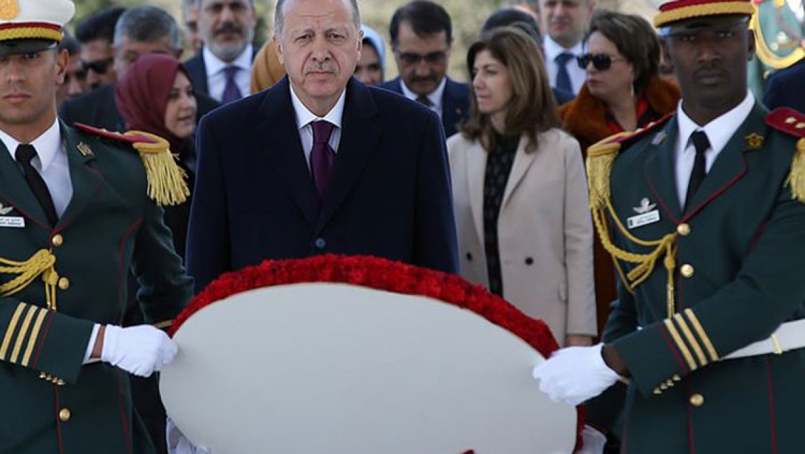 Cumhurbaşkanı Erdoğan Cezayir'de Şehitler Abidesi'ne çelenk bıraktı