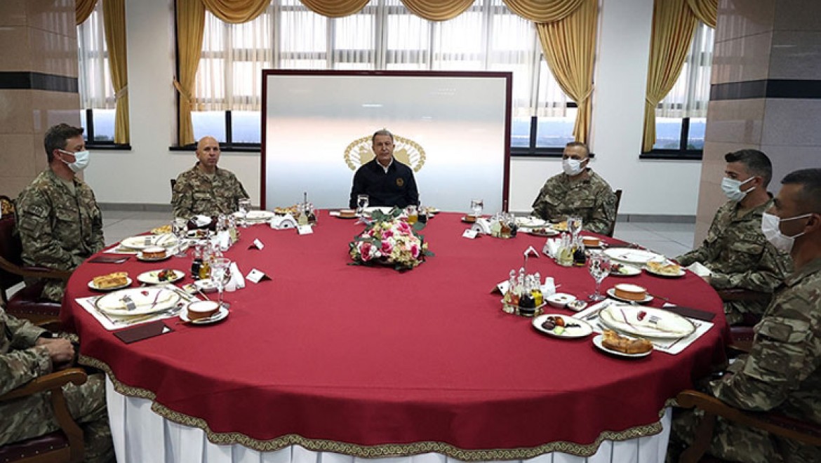 Milli Savunma Bakanı Akar bordo berelilerle iftar yaptı