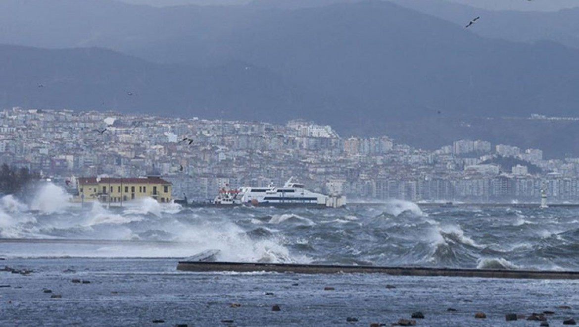 İzmir'de vapur seferleri fırtına nedeniyle durduruldu