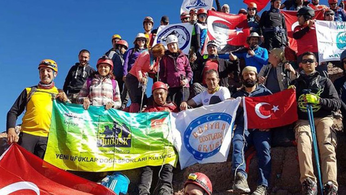 Dağcılardan Erciyes'in zirvesine 30 Ağustos Zafer Bayramı tırmanışı