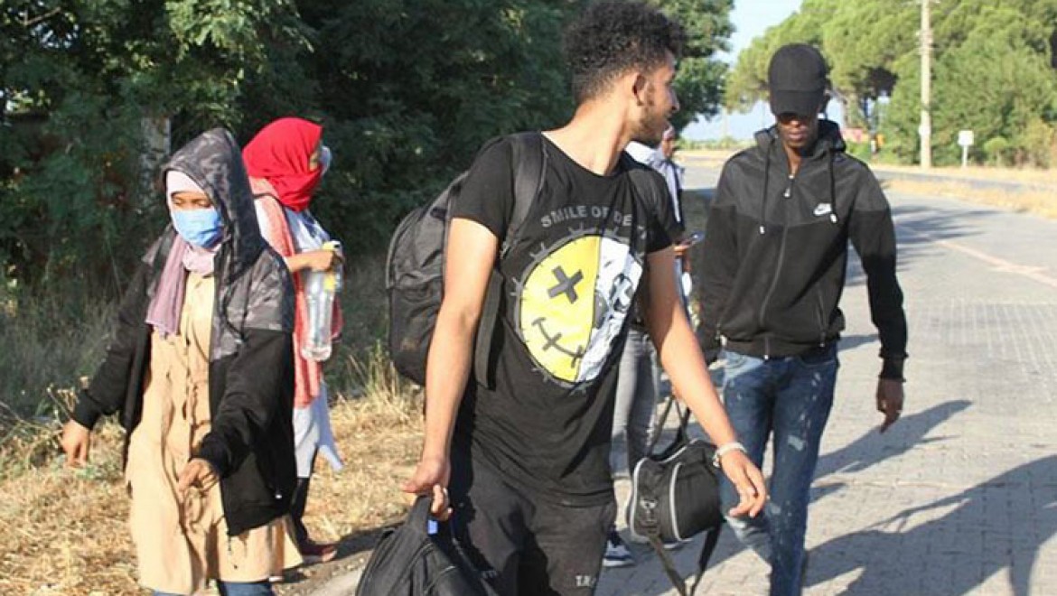 Balıkesir'de Türk kara sularına itilen 43 sığınmacı kurtarıldı