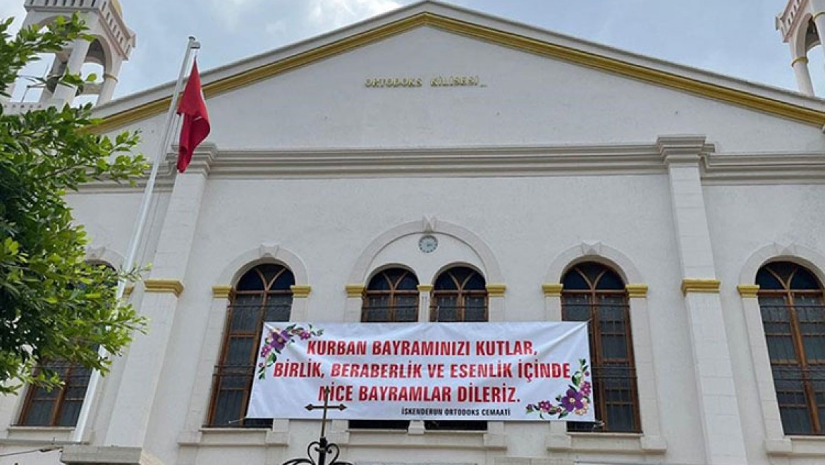 Hatay'da Hristiyanlar, kiliseye astıkları pankartla Kurban Bayramı'nı kutladı