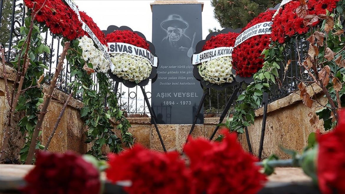 Aşık Veysel ölümünün 48. yılında Sivas'taki mezarı başında anıldı
