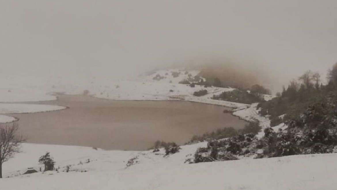 Sakarya'nın yüksek kesimlerine mevsimin ilk karı yağdı