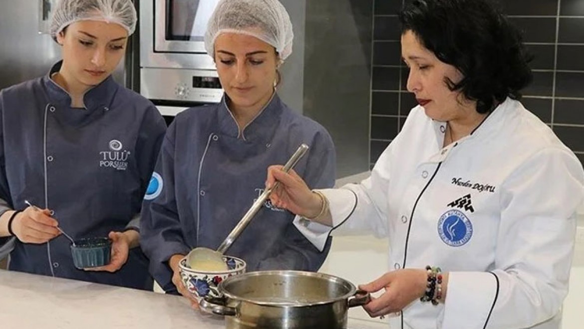 Kütahya'nın yöresel lezzetlerini öğrenen öğrenciler kentin gastronomi turizmine katkı sunacak